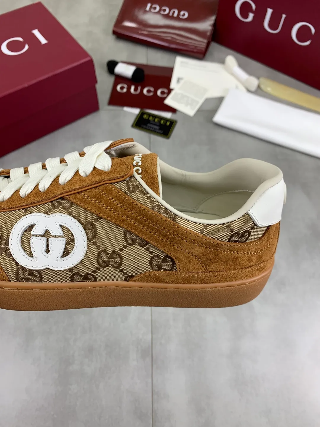Men's shoes 💰P562 New GUCCI classic design moral training element catwalk model, matching version of top quality moral training shoes for men and women. Epoxy logo process is concave and convex, matching oil edge technology, punched cowhide cloth surface, suede cowhide surface splicing, breathable and not stuffy, the original overlasted shoe model is comfortable on the feet.  Fabric: Matched leather + cloth + mesh Lining: Water-dyed sheepskin Foot: Water-dyed sheepskin Outsole: Original molded TP matching environmentally friendly material Packaging: Top counter full set of packaging Female 35-42 (Female 41.42. Customized) Male 39-46 (46 customized)